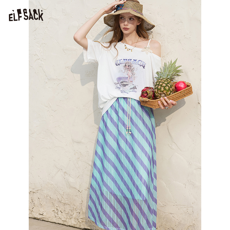 Tee Graphic Print - ELFSACK เสื้อยืดสีขาวแบบเปิดไหล่สำหรับผู้หญิงและชุดกระโปรงถักมิดิ เสื้อยืดพิมพ์ลายกราฟิกพร้อมเดรสลายทางสำหรับฤดูร้อน ชุดสูทสุดชิค