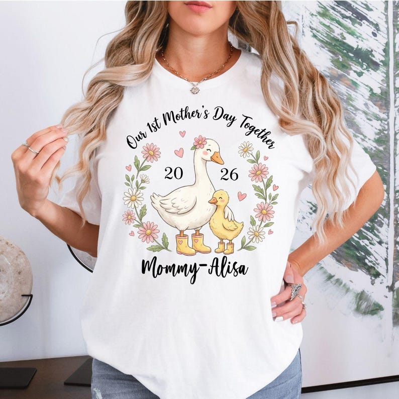 Tee Graphic Print - เสื้อยืดลายกราฟิกสำหรับคุณแม่ วันแม่ครั้งแรก ลายพิมพ์ป้องกันขนร่วง แขนสั้นลำลอง สำหรับคุณแม่มือใหม่ ของขวัญสำหรับใส่